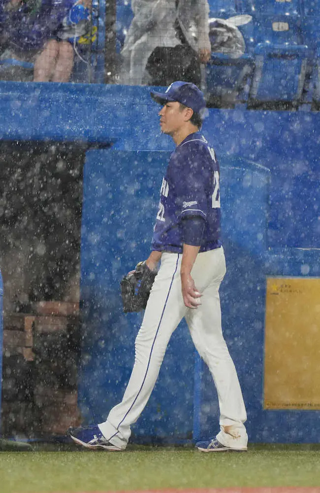 【画像・写真】雨、雨、フレフレ?　神宮で異例4度目の降雨中断　中日・大野雄登板時に3度も中断　