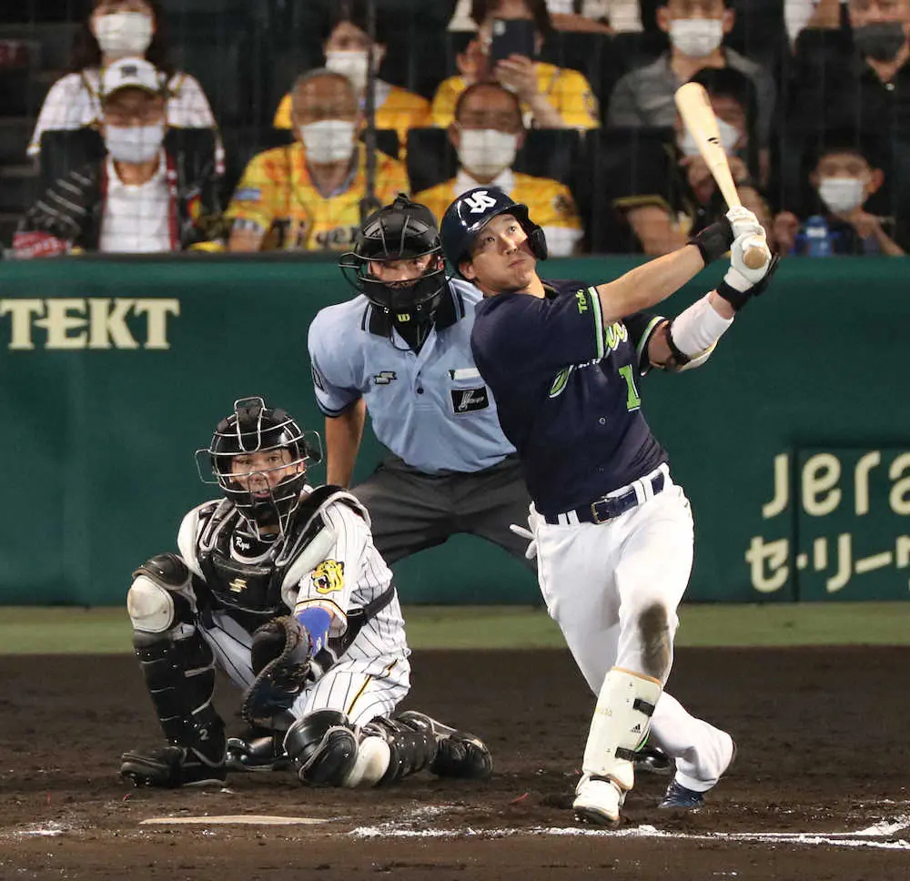 ＜神・ヤ＞8回、山田は左越えにソロ本塁打を放つ（撮影・坂田　高浩）
