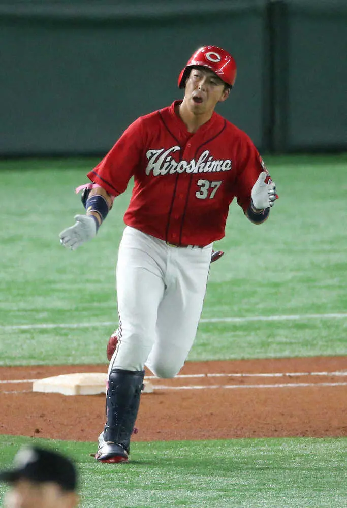 【画像・写真】やったぜ！広島・野間　今季1号は山口のノーノー打ち砕く先制弾「九里さんが頑張って投げているので」