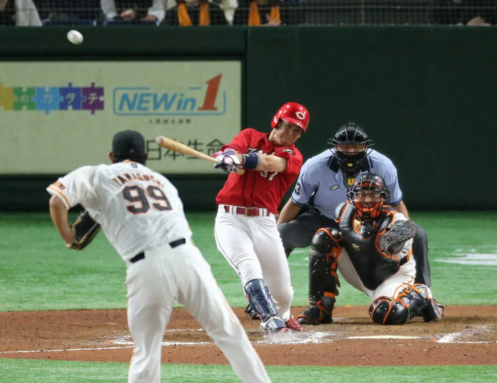 【画像・写真】＜巨・広＞8回1死、山口（左）から先制ソロ本塁打を放つ野間（撮影・木村　揚輔）