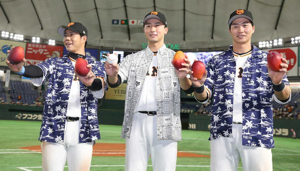 ＜巨・広＞投打のヒーロー（左から）松原、直江、広岡は「宮崎デー」ということで、アロハを着てマンゴを手に笑顔を見せる（撮影・森沢　裕）