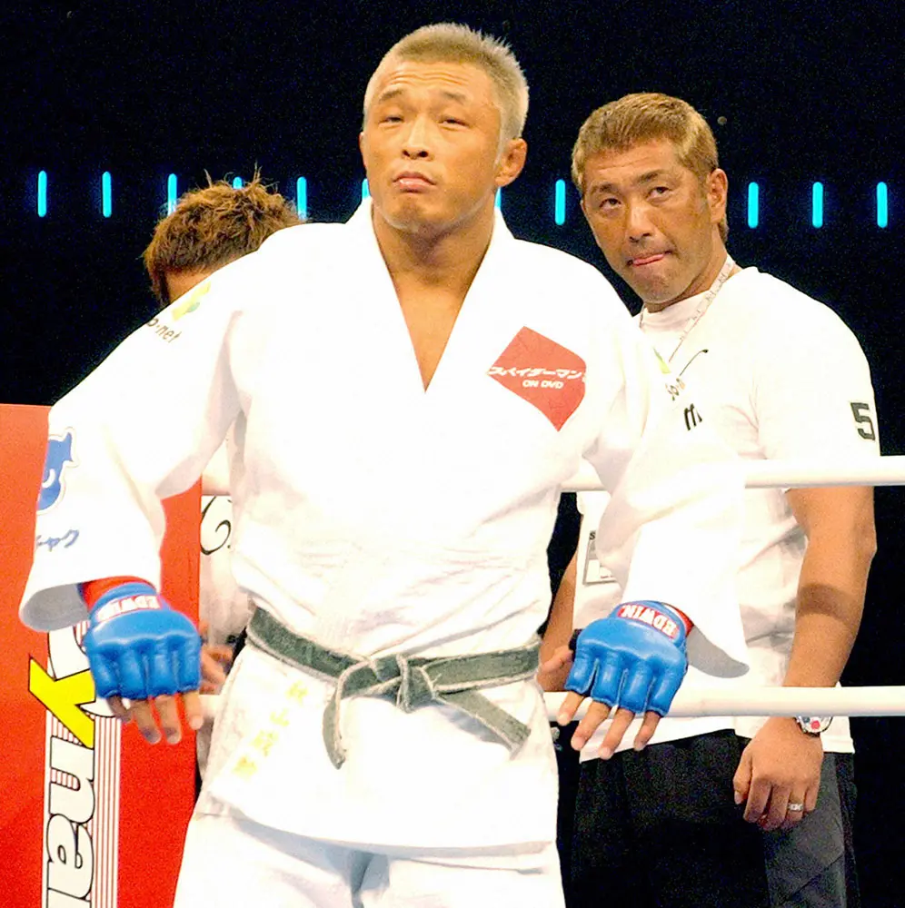 2004年12月31日、「Dynamite!!」で総合格闘技デビューを果たした秋山成勲（手前）のセコンドについた清原和博氏