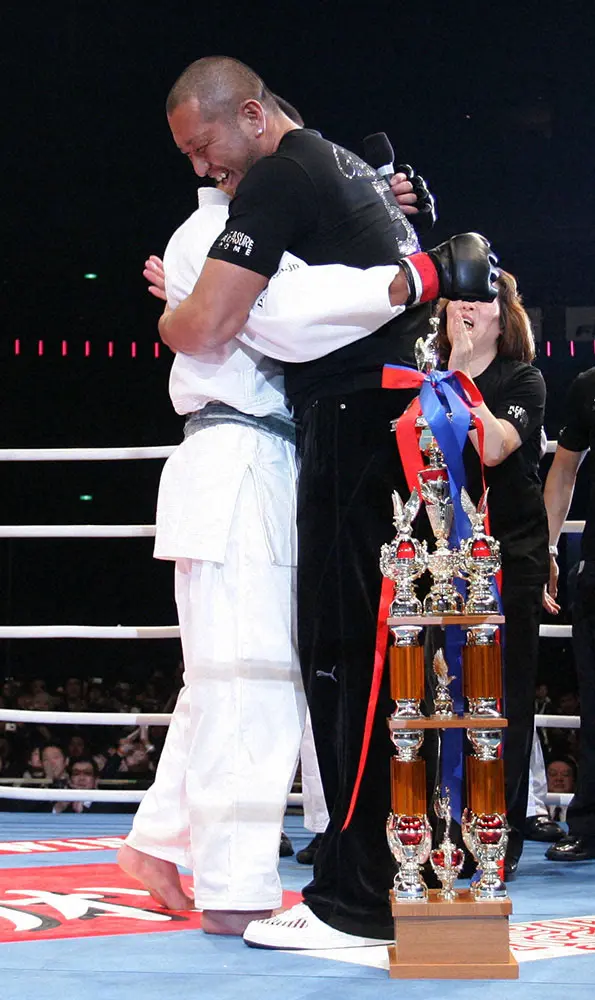 【画像・写真】2006年12月31日、「Dynamite!!」で勝利した秋山成勲を抱きしめる清原和博氏