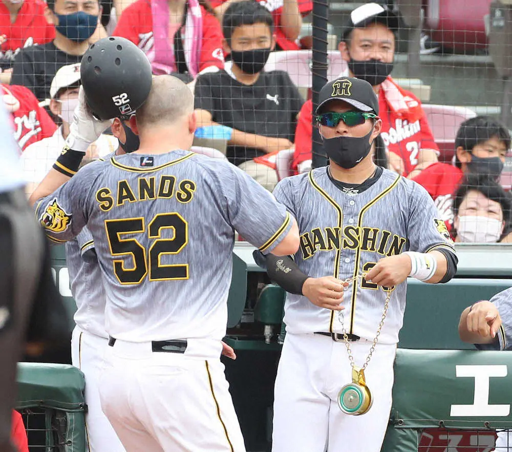 【画像・写真】阪神・サンズが「金メダル」弾　3試合ぶりの先発で14試合ぶりの一発　ベンチで「贈呈」も