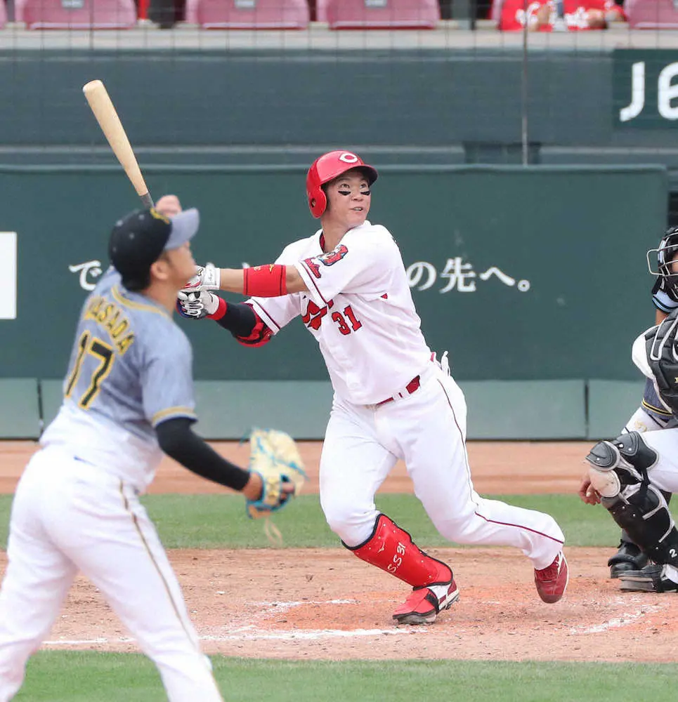 ＜広・神（10）＞5回、2死一、三塁から阪神・岩貞は坂倉に左越えの逆転2点二塁打を浴びる。　　　　　　　