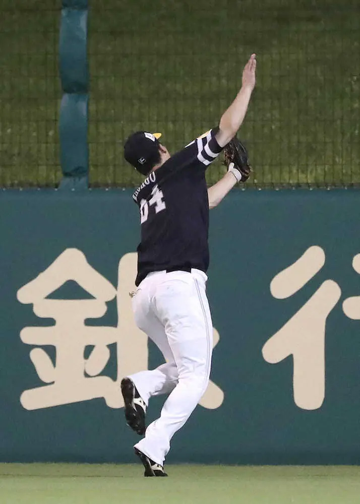 【画像・写真】ソフトバンク　沖縄での日本ハム戦2連勝!レイが5回無失点で2勝目、味方の好捕に笑顔