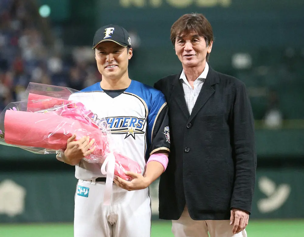 19年9月、入団当時の監督だった大島康徳氏（右）から花束を贈られる田中賢介内野手