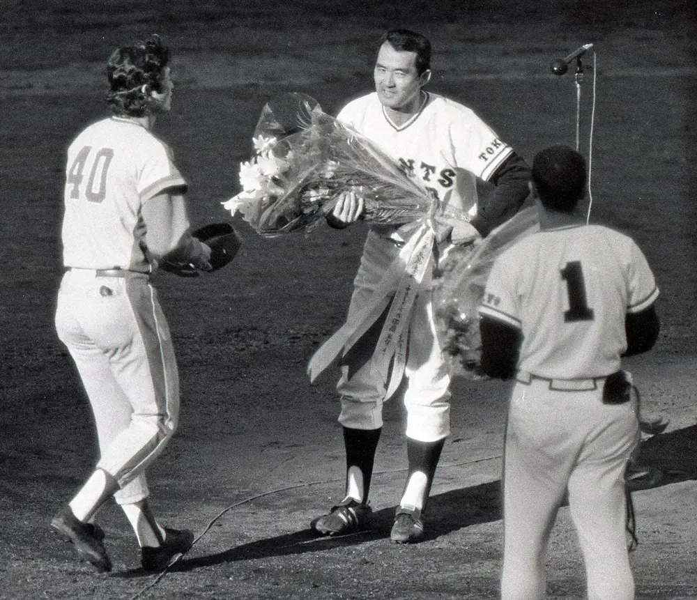74年、長嶋茂雄（中央）の引退試合で花束を渡す大島さん（左）。背番1は王貞治― スポニチ Sponichi Annex 野球