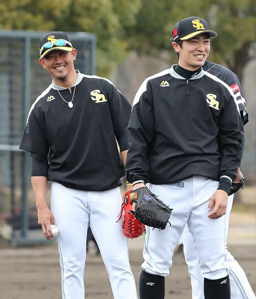 ソフトバンク時代の17年に練習の合間に笑顔を見せる松坂（左）と和田