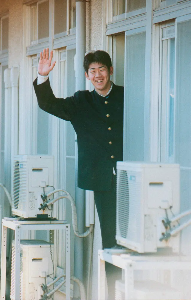 99年1月。入寮し部屋の窓から手を振るドラフト１位指名の西武・松坂大輔投手