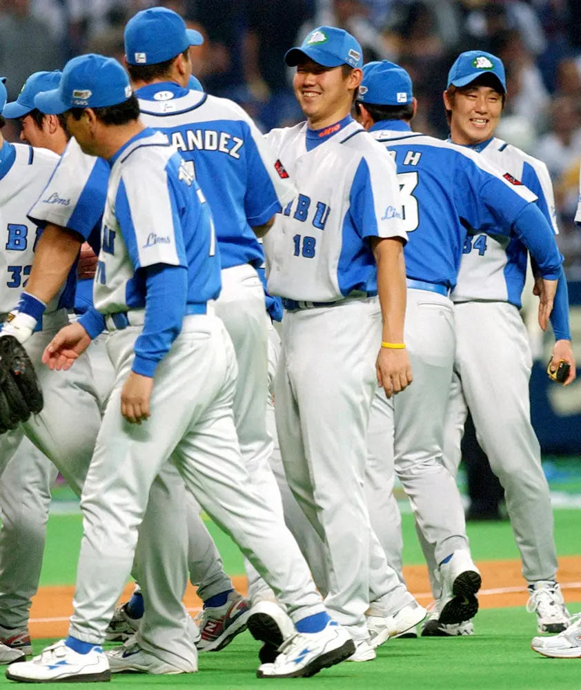 04年 日本シリーズに優勝し 歓喜の輪の中で笑顔を見せる西武ライオンズの松坂大輔投手 スポニチ Sponichi Annex 野球