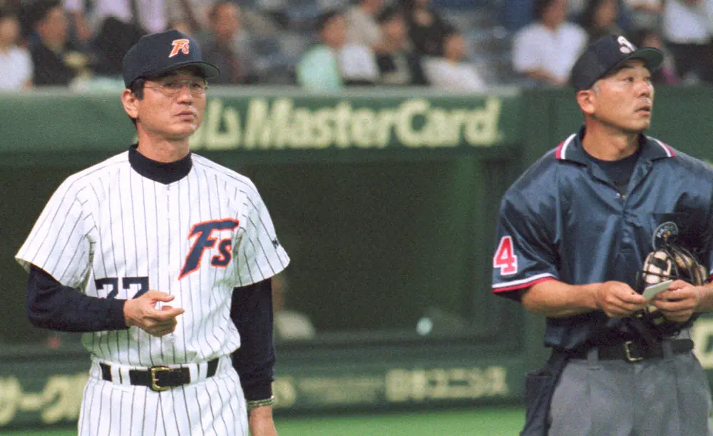 2000年6月、日本ハム・大島康徳監督（左）と前日の試合で大島監督に退場処分を言い渡した山崎夏生球審