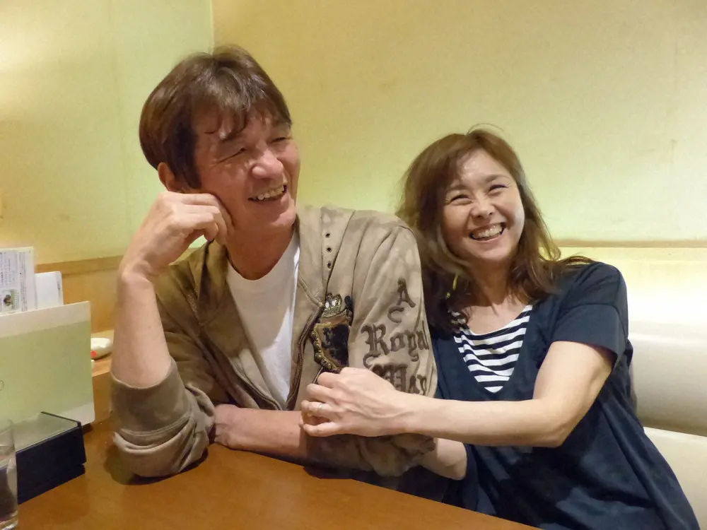 18年4月、笑顔でインタビューに答える大島康徳さんと奈保美夫人
