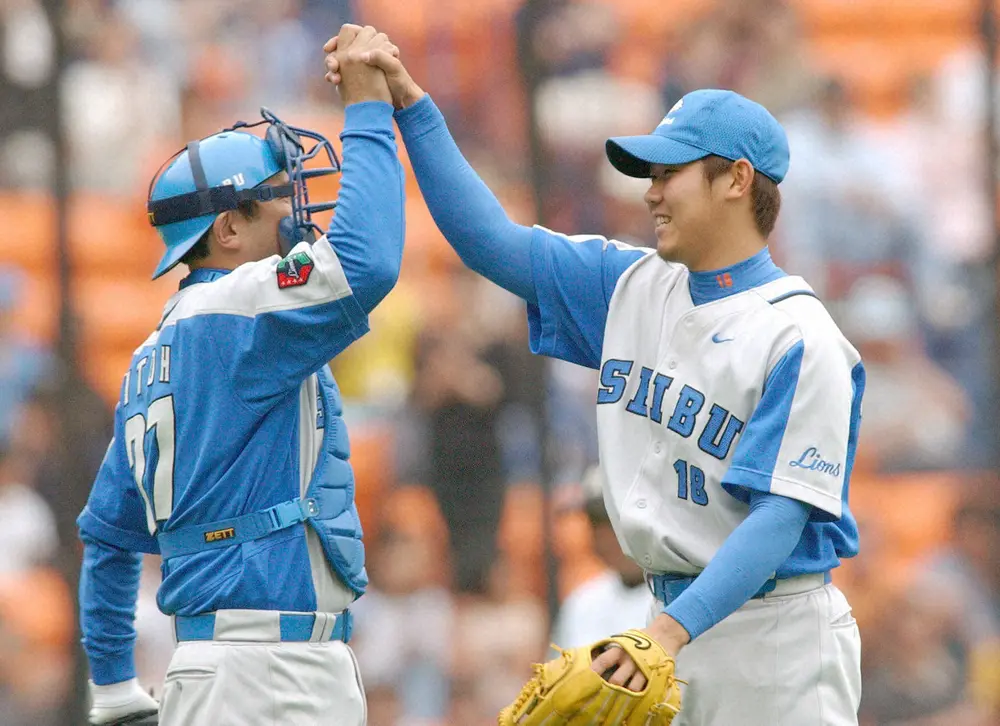 中日・伊東勤ヘッドコーチ（左）と松坂大輔投手（2003年撮影）