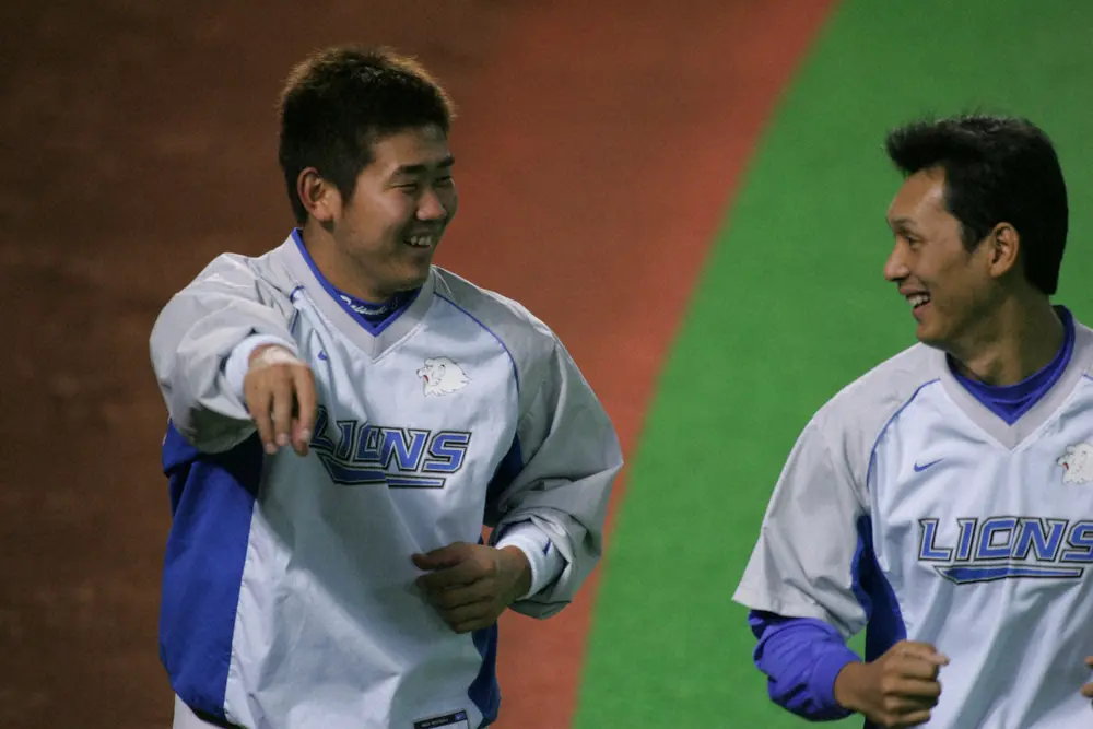 松坂大輔投手（左）と西口文也投手コーチ（2004年撮影）