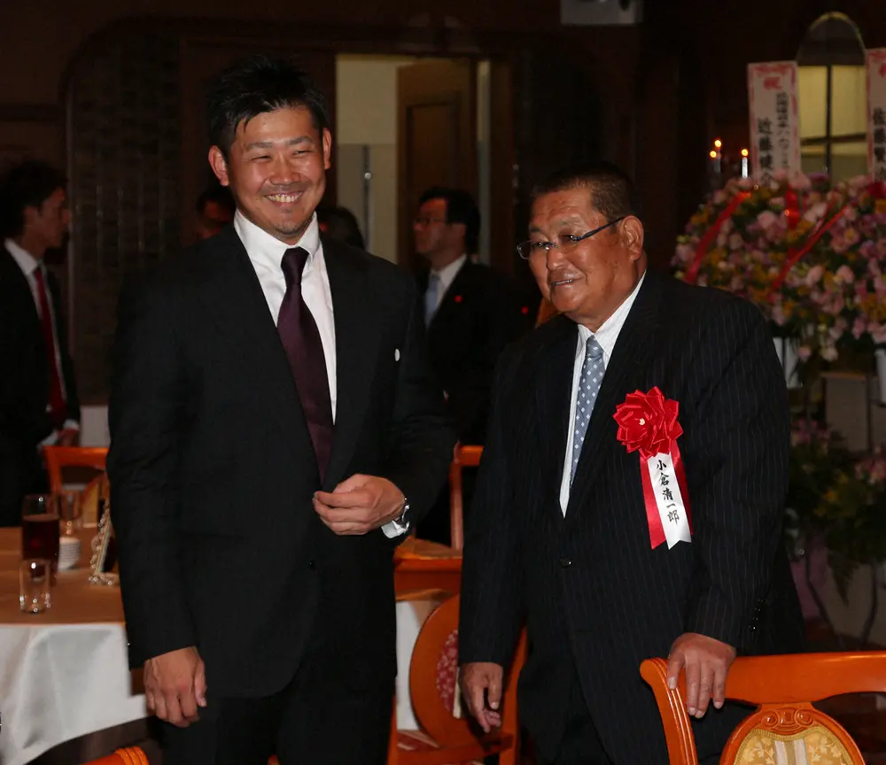 2014年、「教え子による謝恩の会」開式前に小倉清一郎・元横浜高野球部部長（右）に笑顔であいさつする松坂