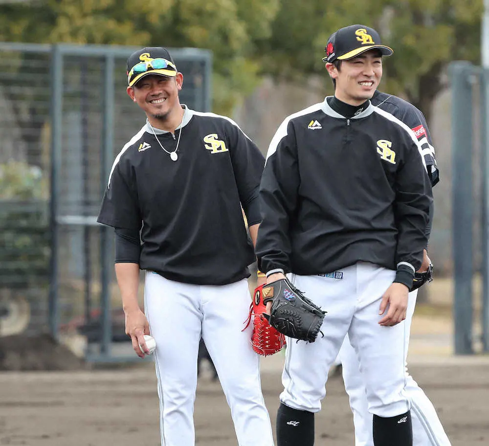 17年のソフトバンク・宮崎キャンプで、練習の合間に笑顔を見せる松坂大輔投手（左）と和田毅投手
