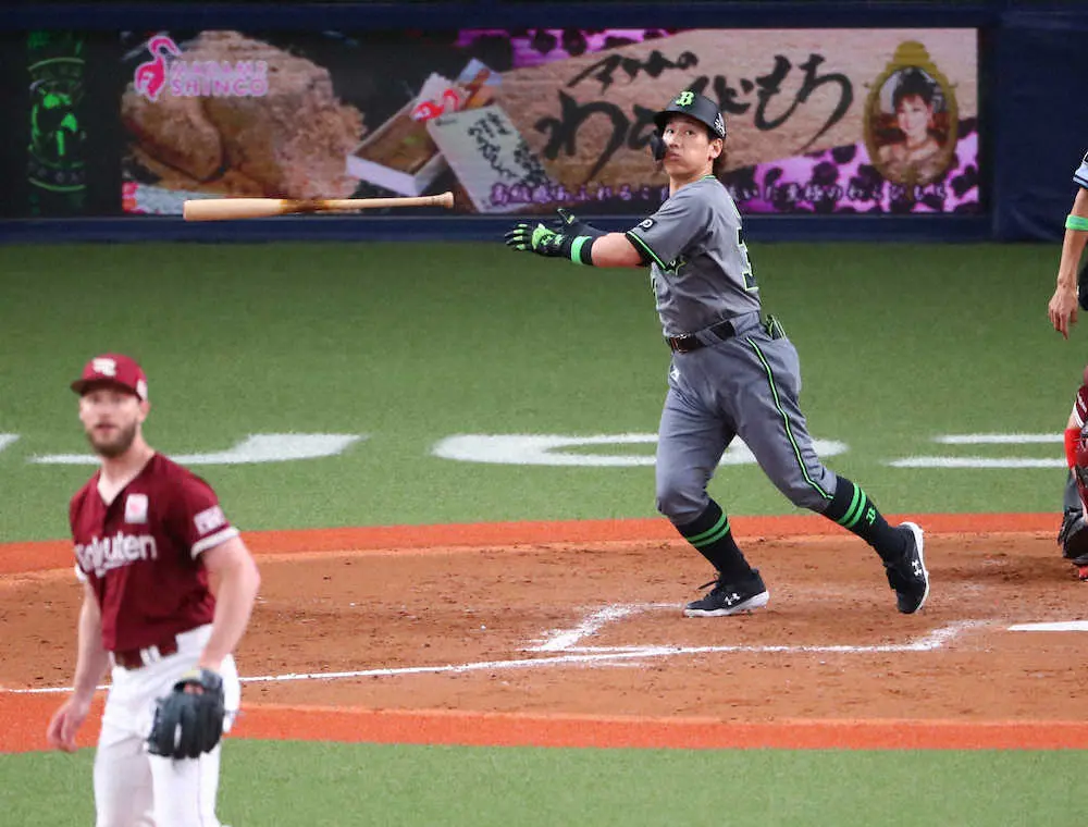 ＜オ・楽＞8回無死、吉田正は左中間にソロ本塁打を放つ（撮影・後藤　大輝）