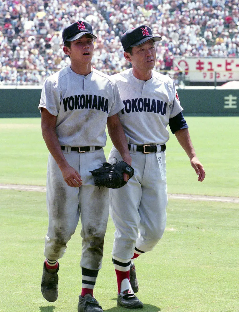 98年、夏の高校野球のPL学園戦で延長17回250球を投げ切った松坂（左）をねぎらう横浜・渡辺元智監督