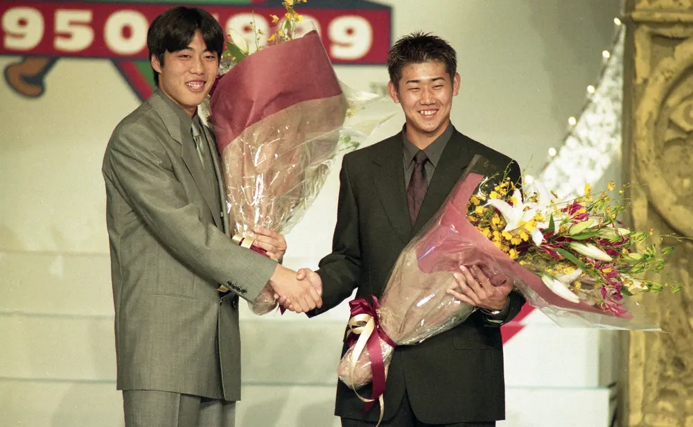 99年、最優秀新人賞の表彰を受けた松坂（右）と上原