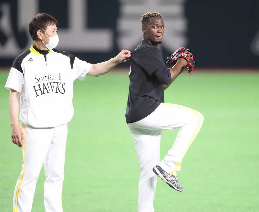 高村コーチ（左）のアドバイスを受けながらキャッチボールするモイネロ（撮影・岡田　丈靖）