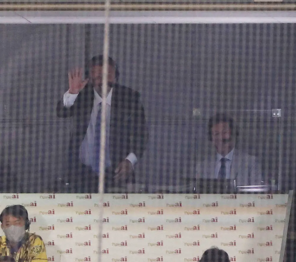 【画像・写真】清原和博氏感無量「泣きそう。来てよかった」　大勝の巨人・原監督らが放送席に手を振ってあいさつ