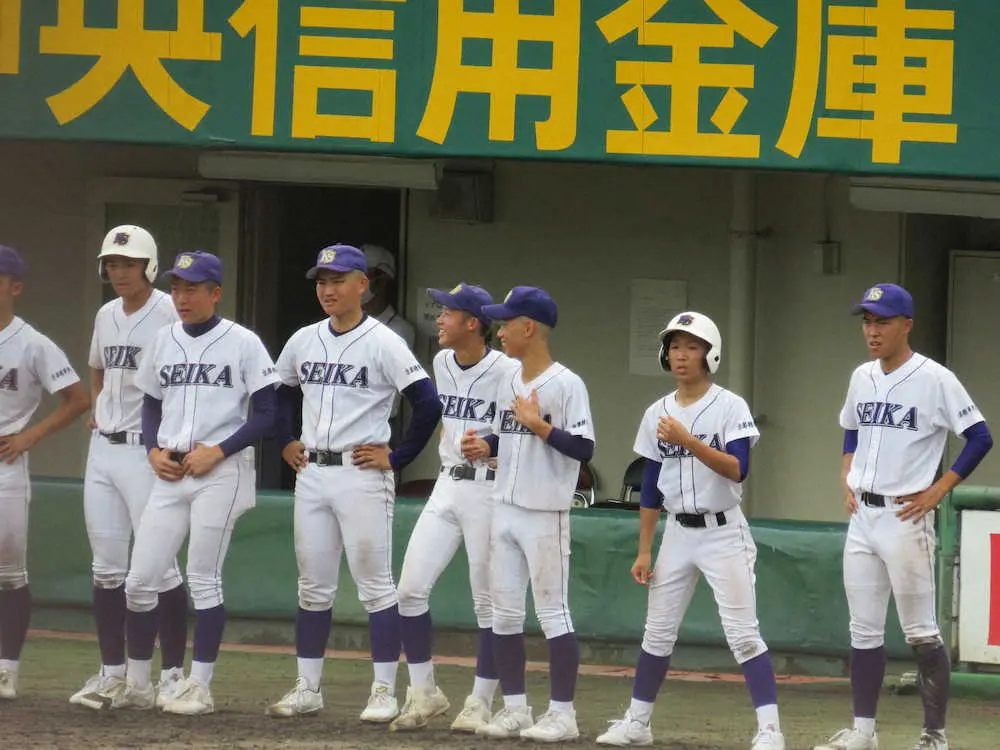 創部3年目で待望の夏初勝利を挙げた京都精華学園の選手たち　
