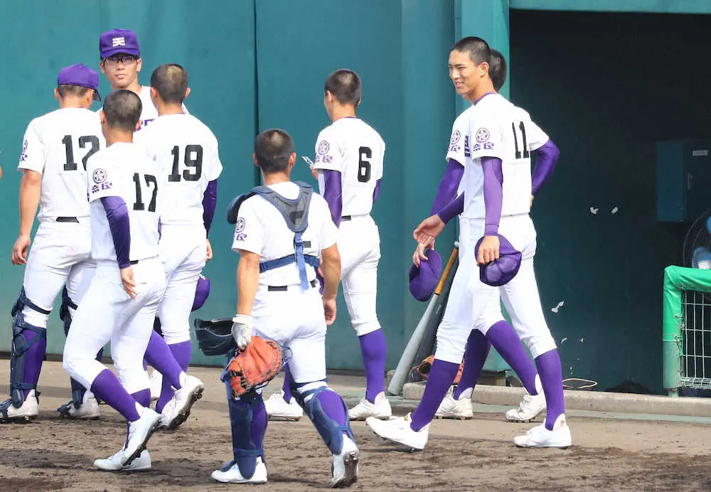 【画像・写真】＜天理×奈良朱雀・奈良商工＞　今大会は背番号11を付ける天理・達（右）　（撮影・後藤　大輝）