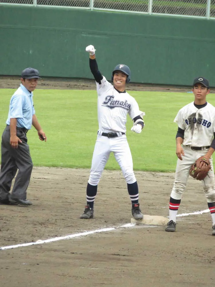 千葉大会3年ぶりのサイクル安打を達成した船橋・本橋は三塁ベース上でガッツポーズ