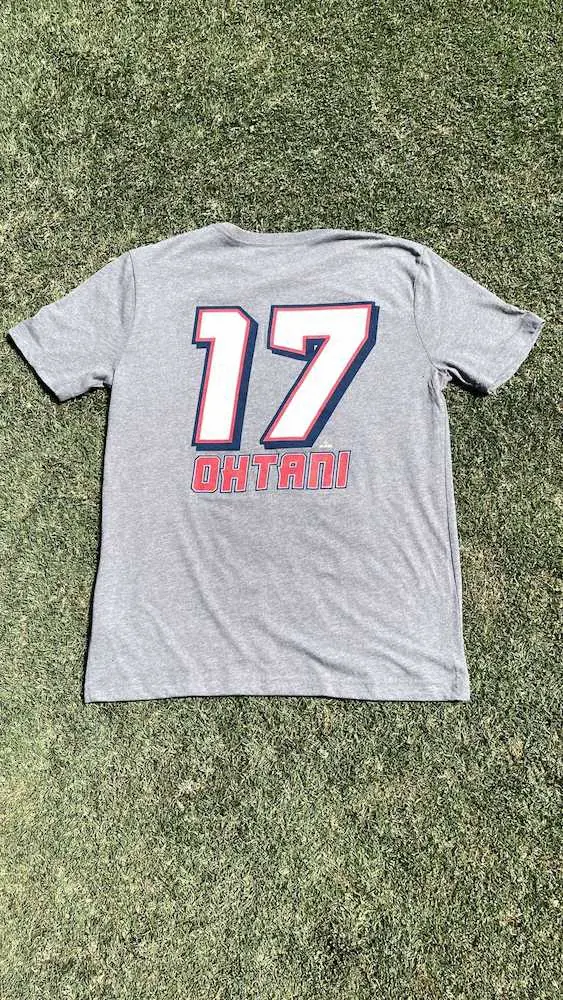チームストアで販売開始した大谷の本塁打競争出場記念Tシャツ（Angels　Baseball提供）