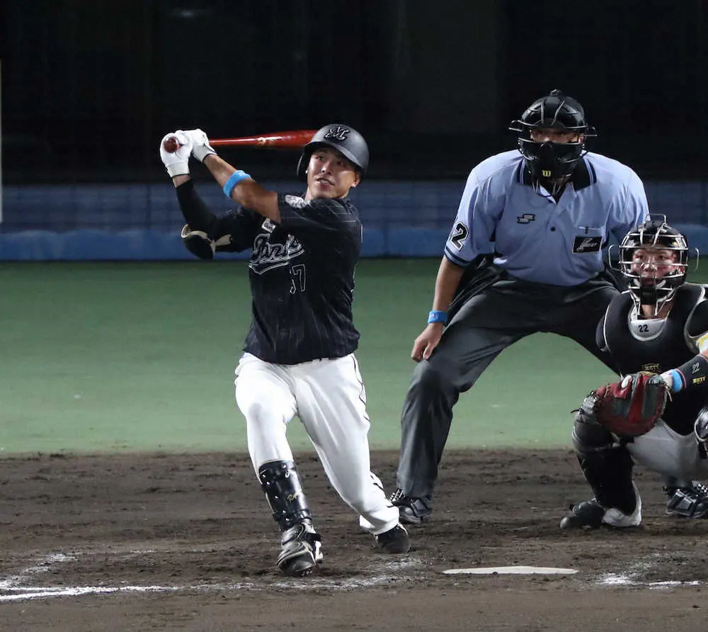 8回無死一塁、小川は適時三塁打を放つ（撮影・坂田　高浩）
