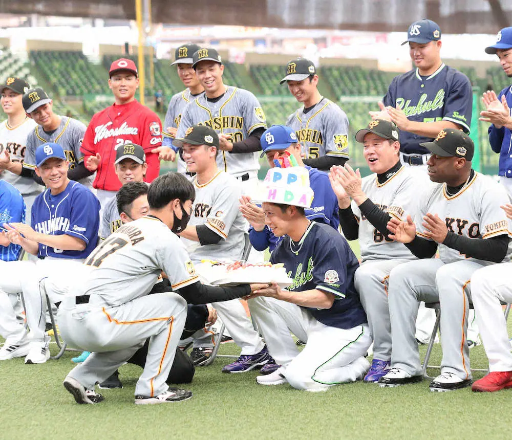 【画像・写真】ヤクルト山田哲人にサプライズ　バックスクリーンに「HAPPY　BIRTHDAY」　ケーキで祝福