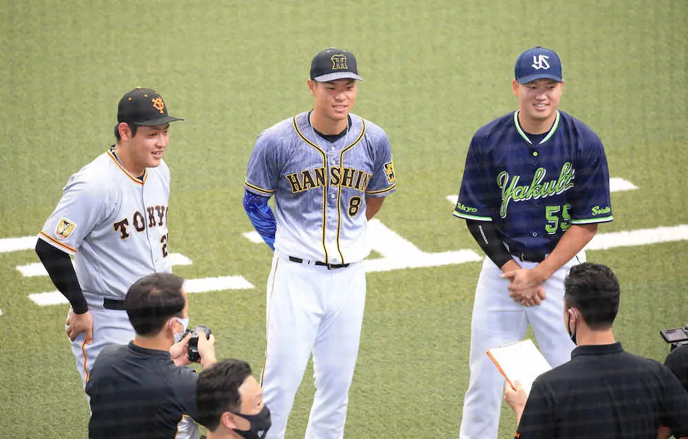 【画像・写真】阪神・佐藤輝　ホームランダービーで対決の山川と談笑　鈴木誠とグラブ交換するシーンも