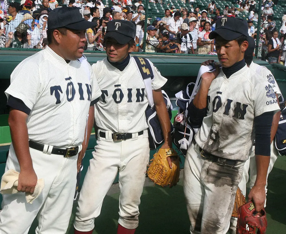 08年、横浜との準決勝後の大阪桐蔭・西谷監督（左）と浅村（右）
