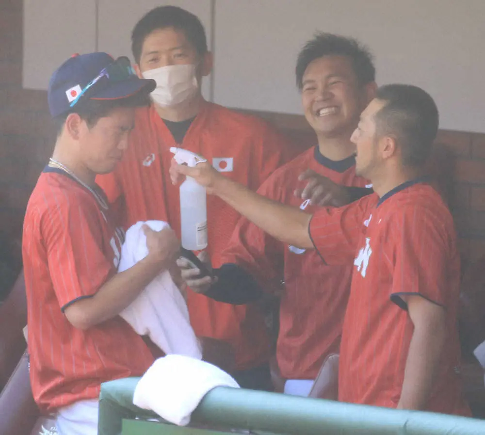 【画像・写真】侍ジャパン　「紅色」セカンドユニ披露　稲葉監督「オリンピック感というか、特別感も出る」