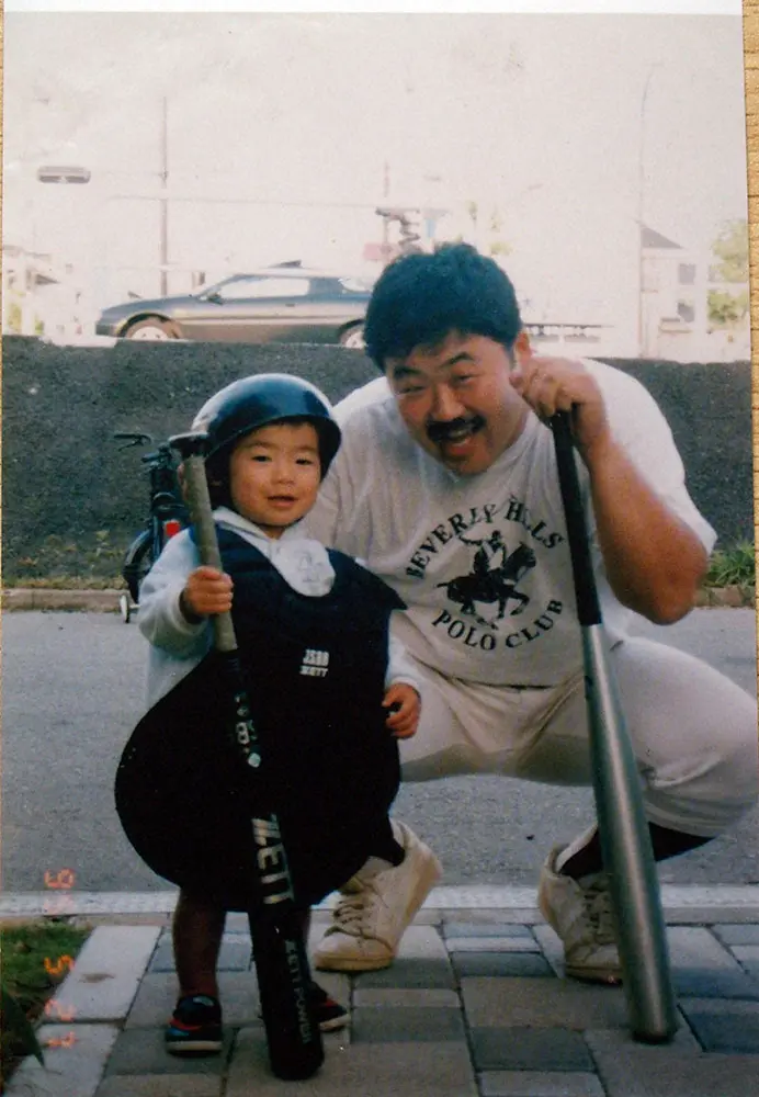 父・義男さん（右）と1歳9カ月の頃の日本ハム・近藤
