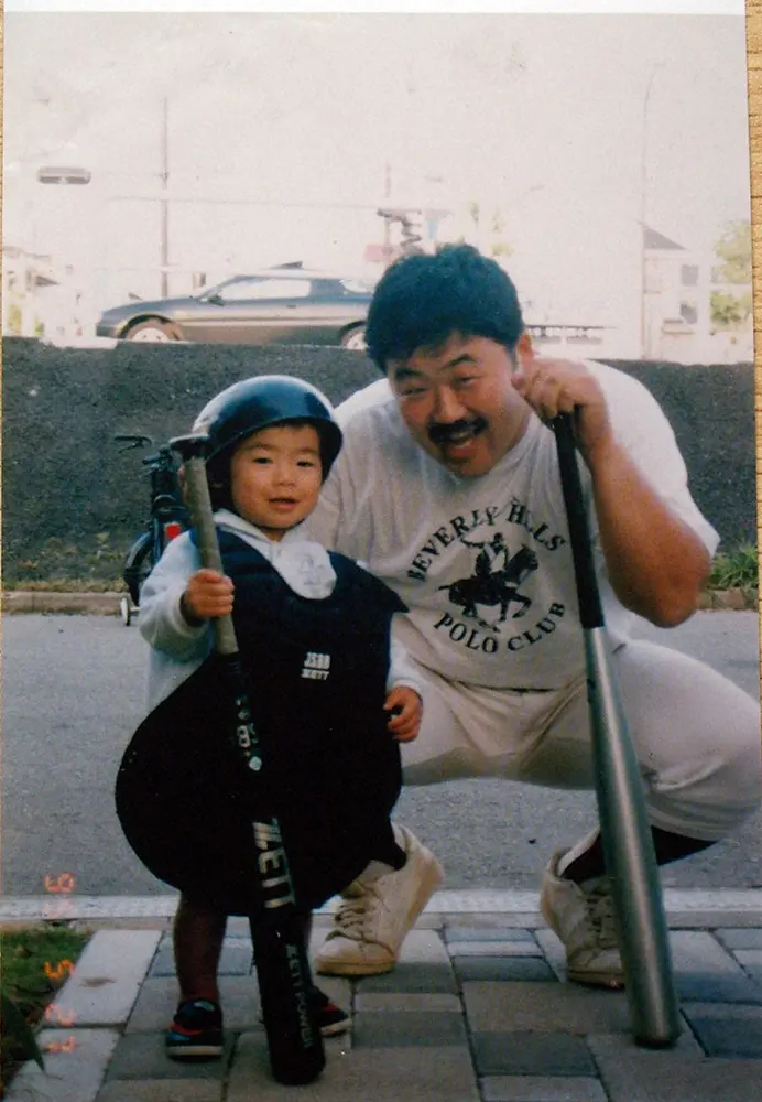 【画像・写真】父・義男さん（右）と1歳9カ月の頃の日本ハム・近藤