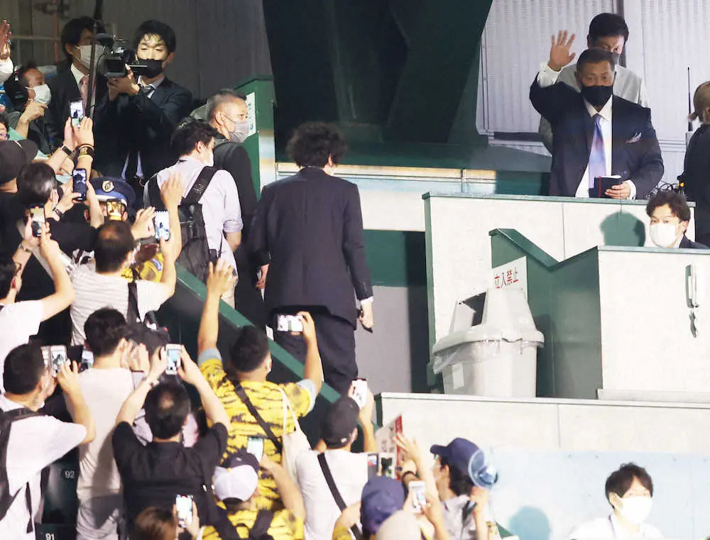 10日の阪神―巨人戦の試合後、ファンの声援に手を振って放送席を後にする清原和博氏（撮影・北條　貴史）
