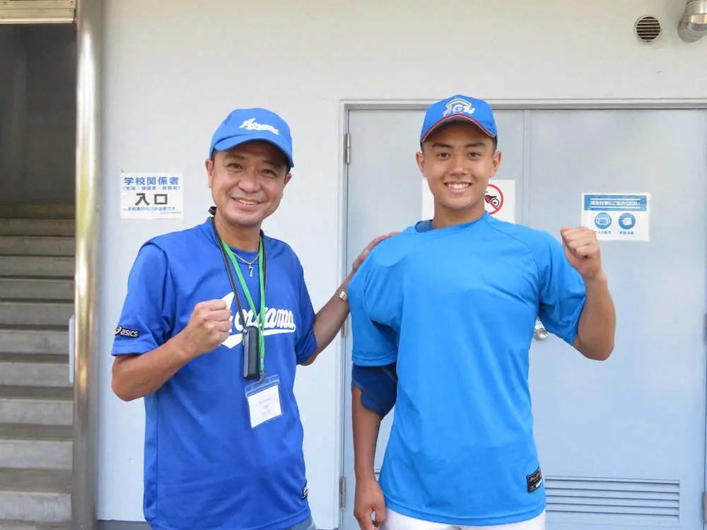 会心の逆転勝ちに、笑顔の青山学院エースの中山脩悟（右）と父でタレントの秀征