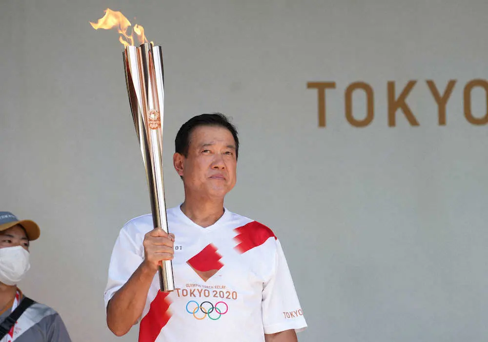 【画像・写真】巨人・原監督が聖火リレー「記念になる一日に」　五輪選手にも「声援をたくさん送る」