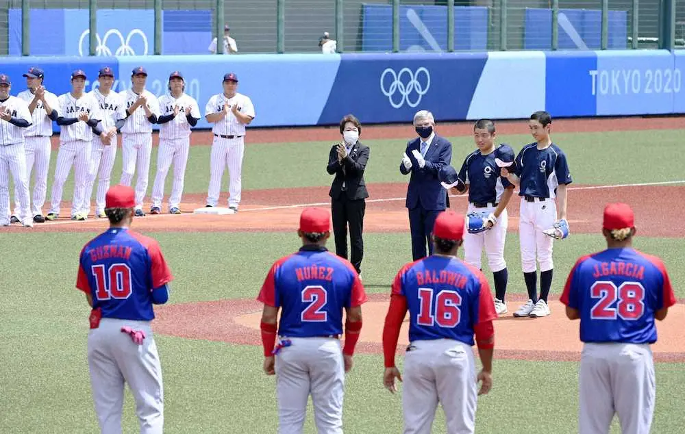 野球の開幕試合で行われた始球式を見守ったIOCのバッハ会長（中央右から3人目）ら