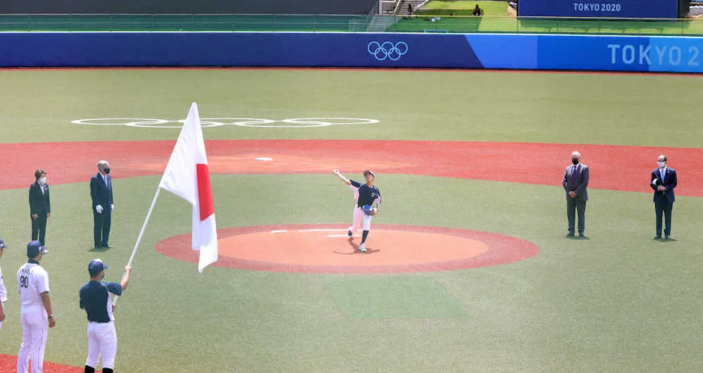 ＜東京五輪　野球　1次リーグ　日本・ドミニカ＞始球式（撮影・北條　貴史）