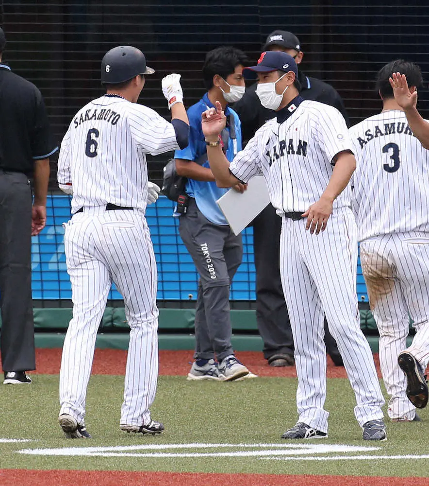 ＜野球　日本代表・ドミニカ代表＞試合に勝利し坂本（左）らナインを出迎える稲葉監督