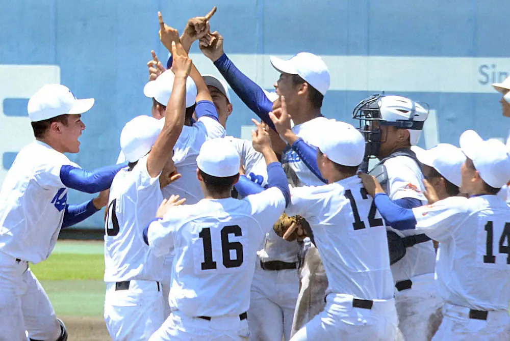 【画像・写真】新田　猛打12得点で夏初の聖地　過去7度の決勝戦全て敗戦、「歴史を変える」古和田主将有言実行