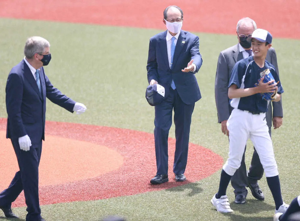 【画像・写真】始球式にIOCバッハ会長＆王氏ら豪華メンバーが登場