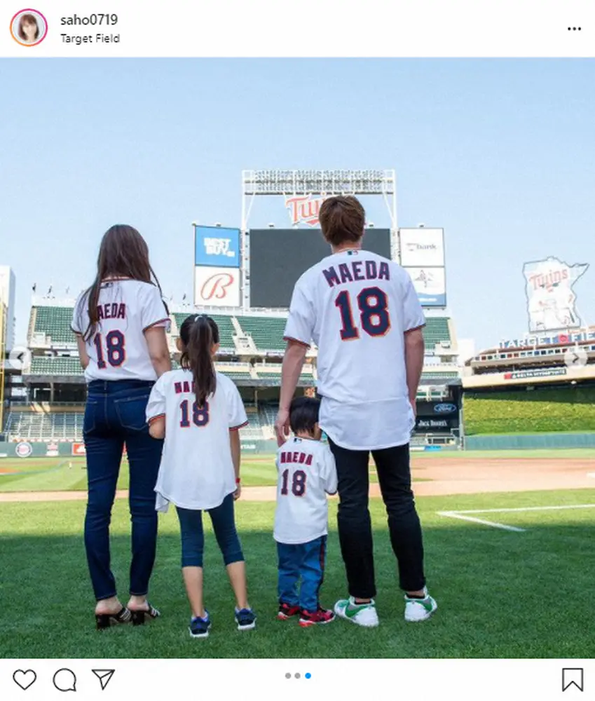 【画像・写真】マエケン夫人・前田早穂　「ファミリーデー」家族4人で「18」ユニ　フォロワー「いつ見ても素敵」