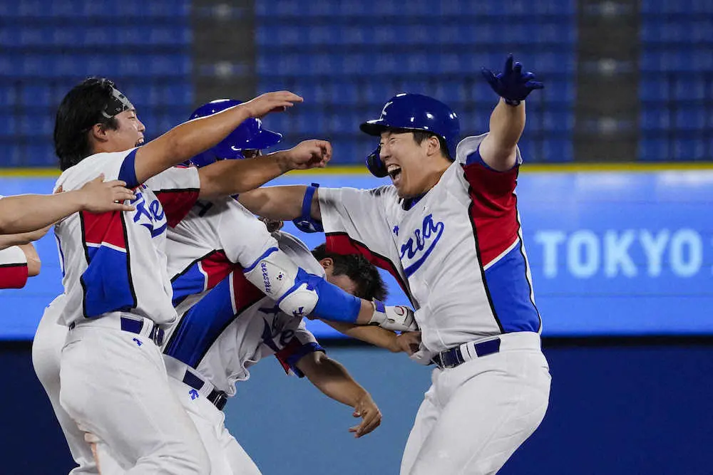 サヨナラ勝ちを喜ぶ韓国の選手たち（AP）