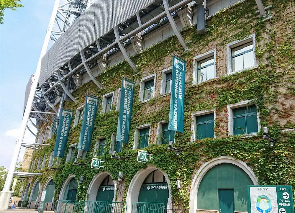 甲子園球場外壁の懸垂幕は阪神タイガースの選手から高校野球用に掛け替えられた（2日午前10時40分撮影）