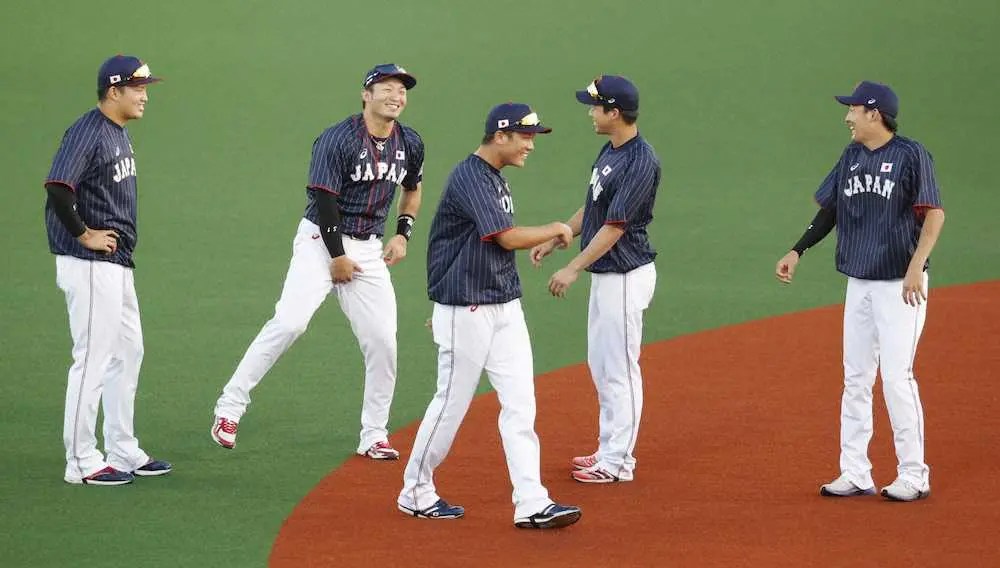 笑顔で準決勝に向けた練習に臨む（左から）村上、鈴木誠、坂本、山田、源田