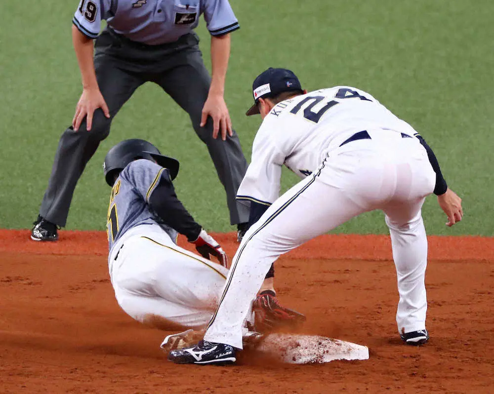 【画像・写真】阪神・中野が負傷か　5回の守備から交代、直前の二盗スライディング時に足首気にする様子